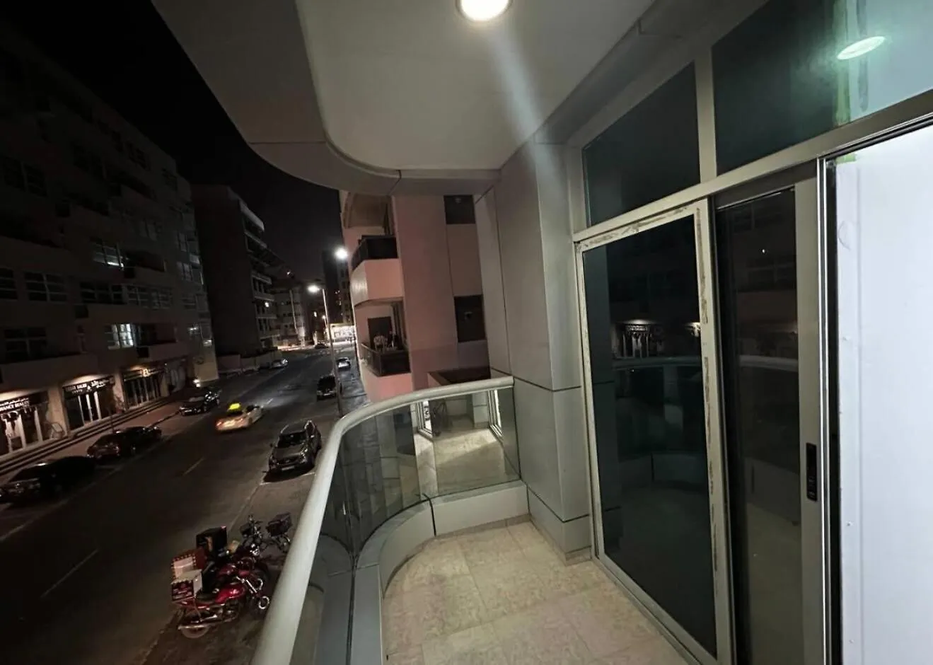 Double Bed Partition Room Near Mashreq Metro Dubai Privat bolig